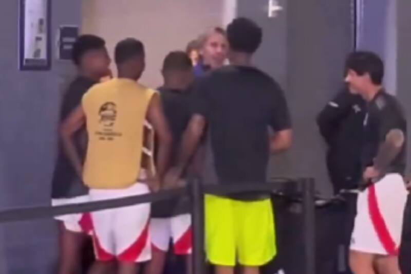 con los jugadores de Perú tras el empate de La Roja en Copa América