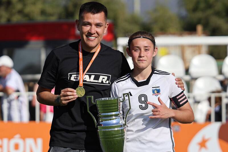 Catalina Muñoz junto a su padre, Carlos, posa con la copa de campeona de la Sub 16.