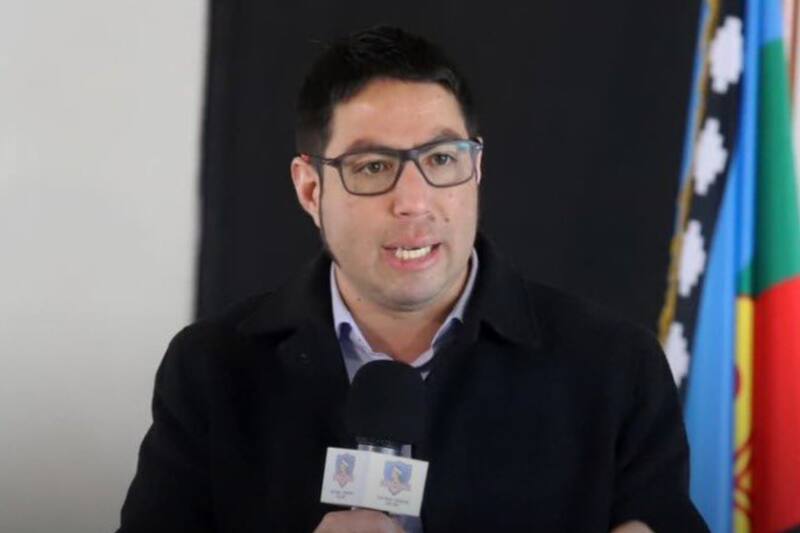 El presidente de CSyD Colo Colo repudió columna de opinión que expuso a hincha albo.