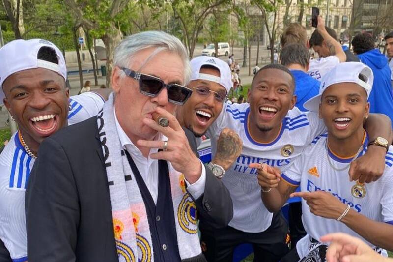 prometió repetir las gafas y el puro.