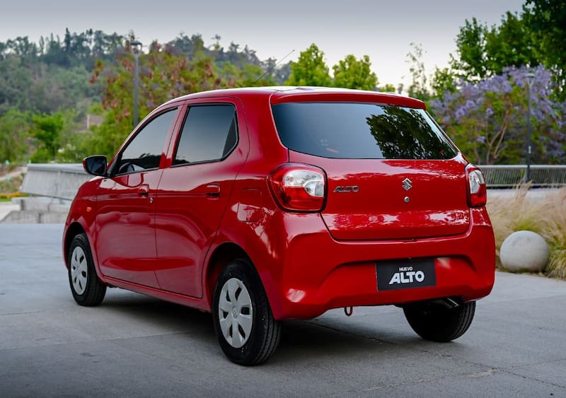 Su motor va asociado a una transmisión manual de cinco velocidades y homologó un consumo extraurbano de hasta 25,8 km/l.