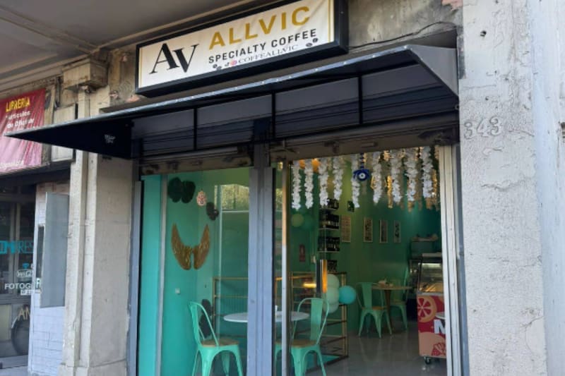 Está a pasos de la estación de metro Baquedano.
Créditos: Google Maps.