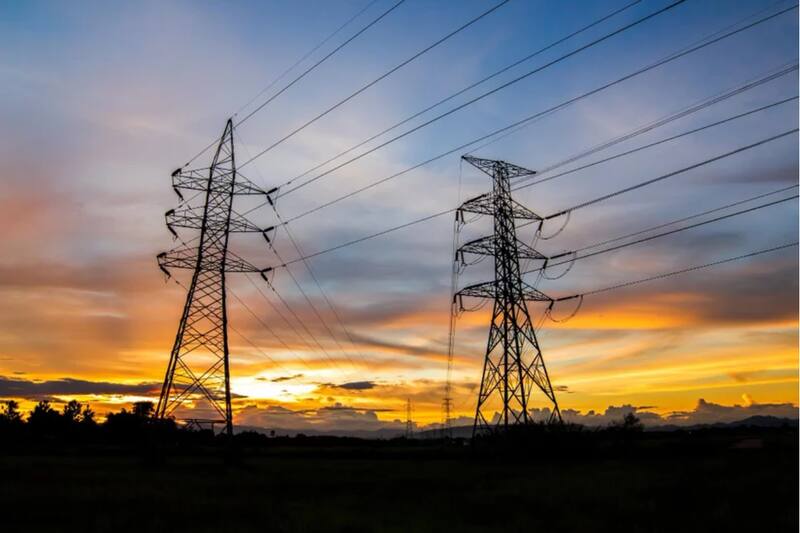 Genera cortes en el circuito eléctrico que puede ayudar a provocar incendios forestales.