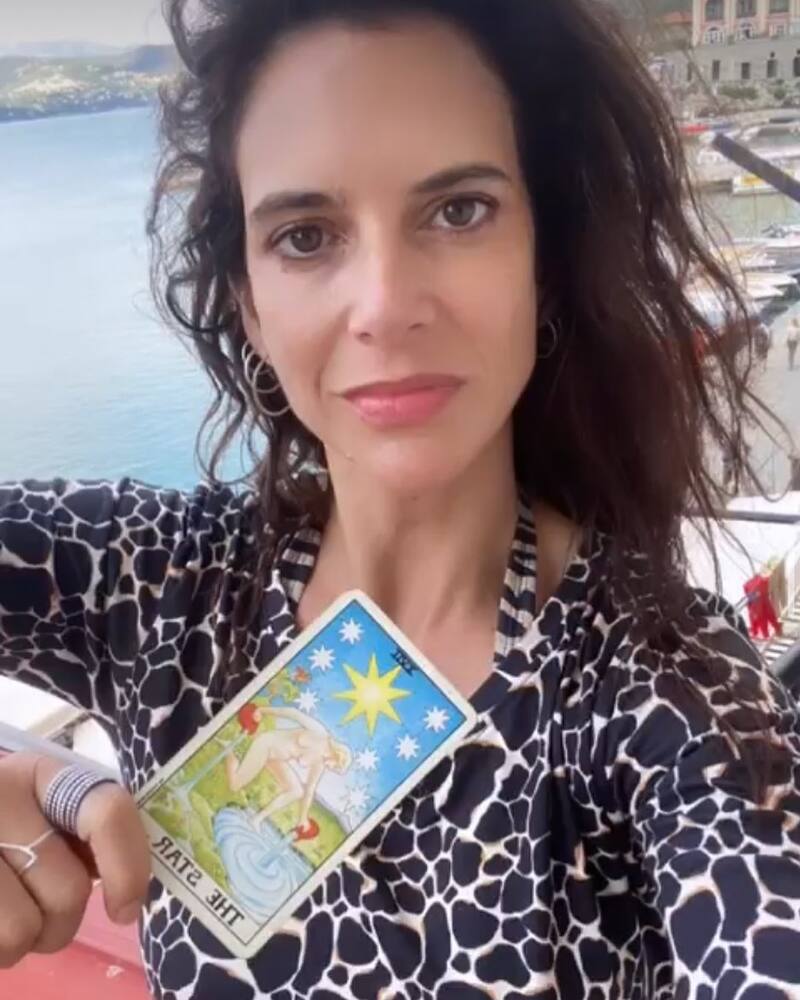 usa las cartas que le regaló su fallecida madre para leer el tarot.