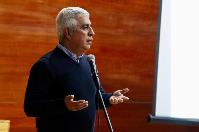 El alcalde de Laja seguirá en su rol, según anunciaron desde el municipio, a pesar de las graves acusaciones de una funcionaria en su contra.