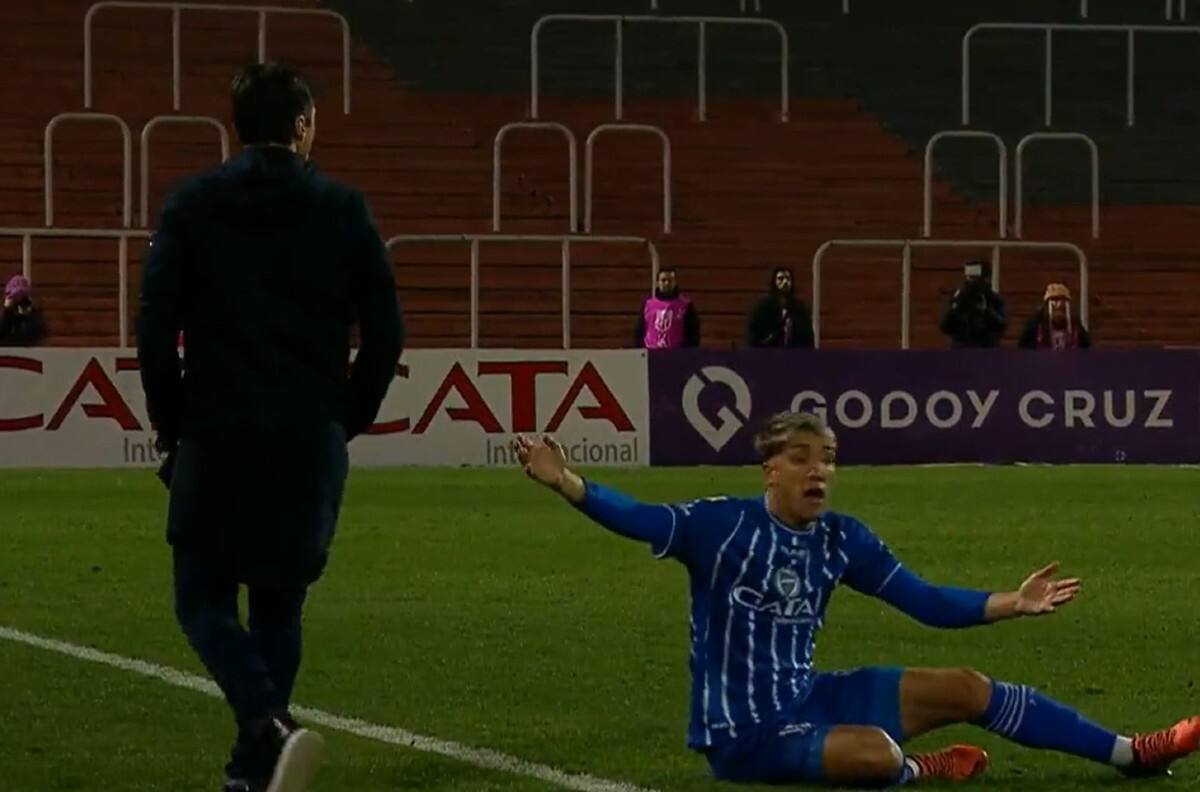 VIDEO "Se desubicó": DT de Vélez generó la polémica al derribar a un jugador rival para cortar una jugada