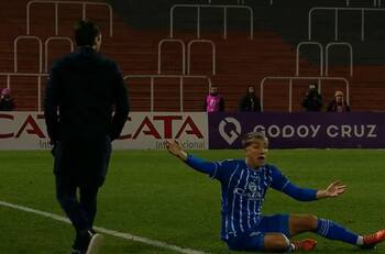 VIDEO "Se desubicó": DT de Vélez generó la polémica al derribar a un jugador rival para cortar una jugada