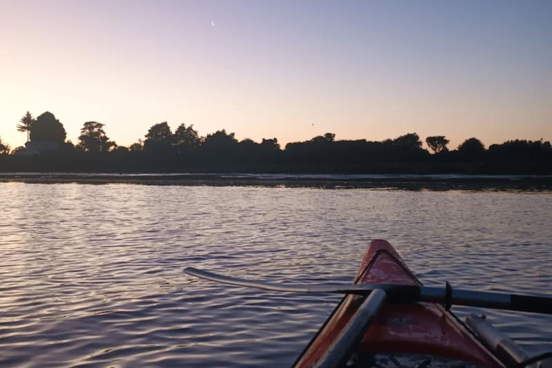La actividad ofrece una aventura única desde los ríos hacia el mar, explorando la naturaleza que los rodea. Imagen referencial. Créditos: Kayak Sur Araucanía.