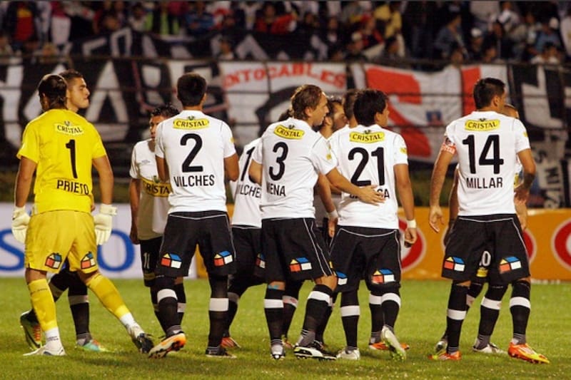 debutó como profesional en el plantel de Colo Colo 2012.