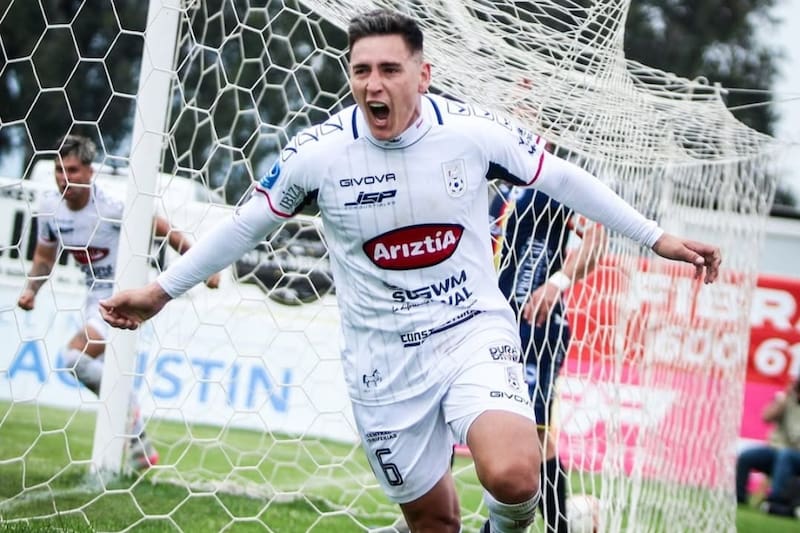 Matías Rodríguez celebra en la cancha, porque en los escritorios, el club está al borde del descenso, si no de su desaparición.