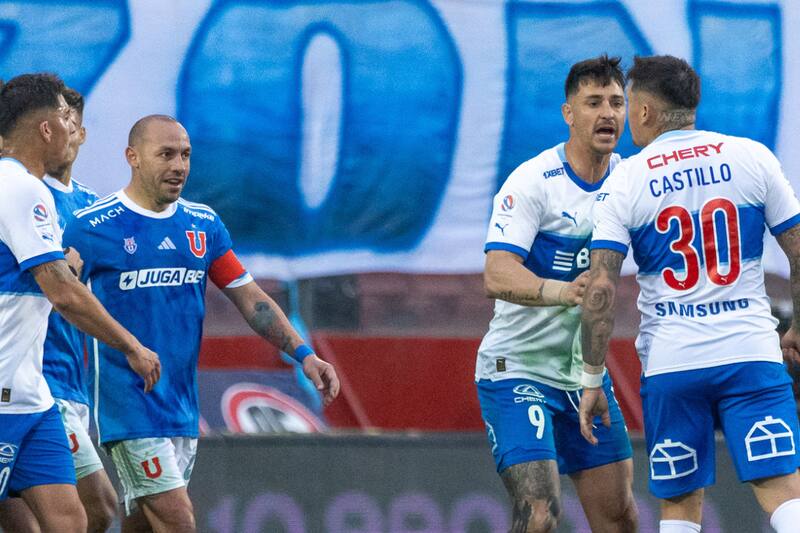 Nicolás Castillo en el Clásico Universitario.