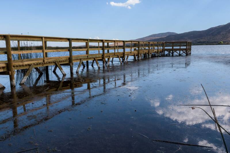 Este santuario de la naturaleza cuenta con senderos accesibles, ideales para los visitantes que cuenten con movilidad reducida. Créditos: Santuario Laguna Batuco.