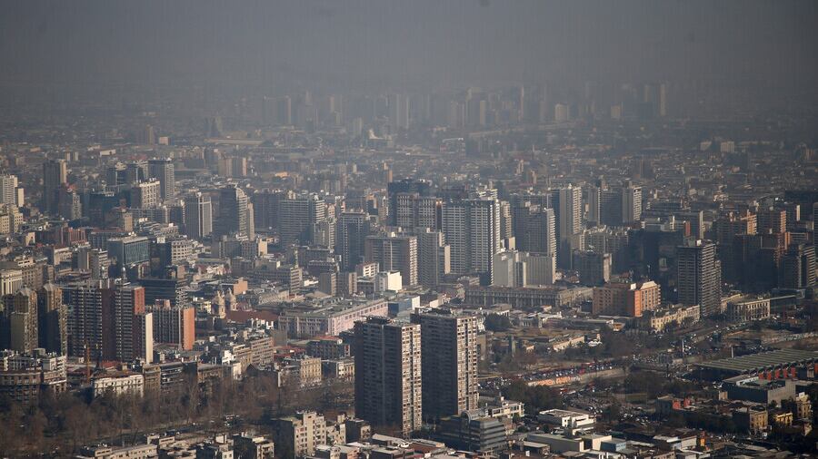 Edificios de Santiago cubiertos por polución.