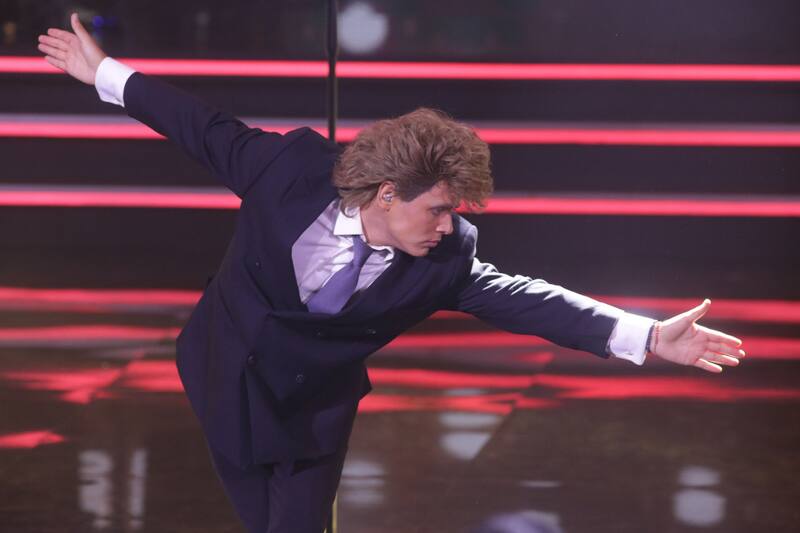 El joven artista deslumbró a la audiencia con su imitación a Luis Miguel.