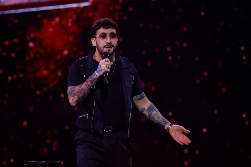 había acordado con la producción que les daría señales en medio de su rutina.