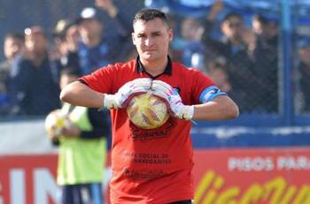 VIDEO: Arquero argentino orinó tras el arco en pleno partido