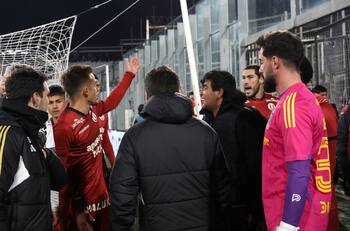 Insólito: se suspendió el partido entre Colo Colo y Universitario por incidentes en las tribunas