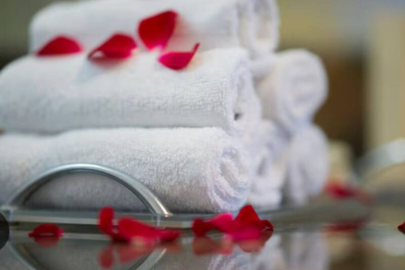 Así de fácil puedes lavar tus toallas de baño, sin gastar de más y de forma rápida.
Créditos: Freepik.