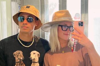 "Llevan cinco días cortándonos el teléfono": Vesta Lugg y su pololo Pablo Galdames reclaman contra aerolínea en medio de su viaje a Grecia