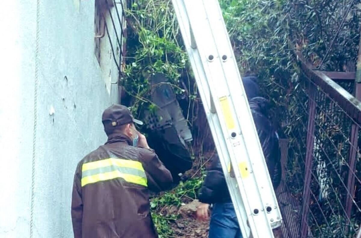 Derrumbe en Valparaíso deja a 8 personas encerradas: Muro y escombros cayeron por humedad