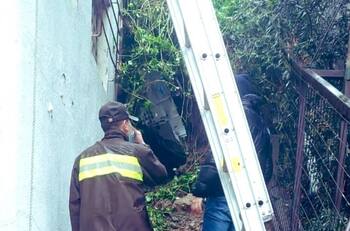 Derrumbe en Valparaíso deja a 8 personas encerradas: Muro y escombros cayeron por humedad