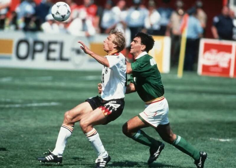 Quinteros en el Mundial USA '94 con la camiseta de Bolivia. El zaguero argentino marca a la figura de Alemania, Jürgen Klinsmann.