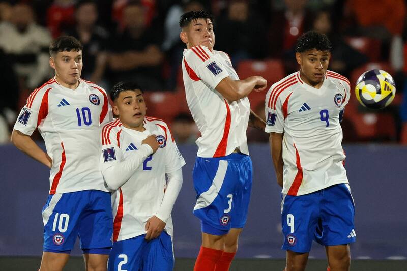 sigue interesando en Colo Colo, pero el cambio de posición en La Roja no le benefició. Foto: Aton.