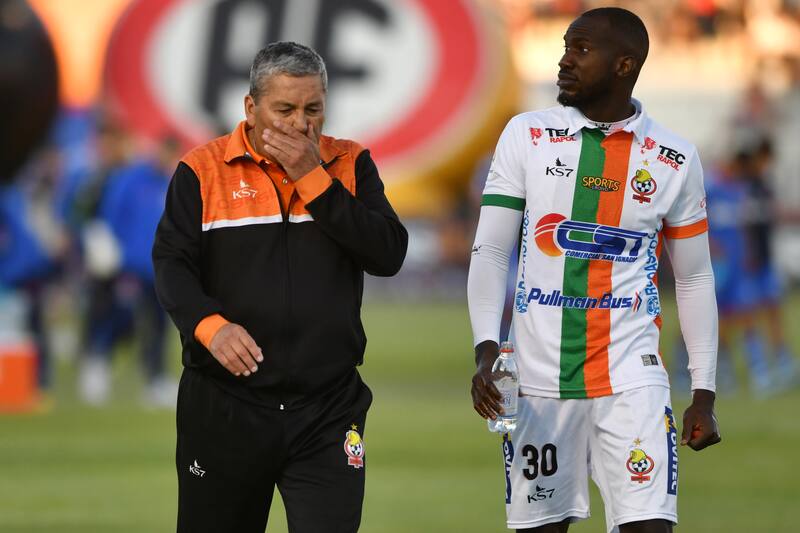 El entrenador aún lamenta el título que se le escapó de la mano en el 2023. A su lado, el delantero panameño Cecilio Waterman.