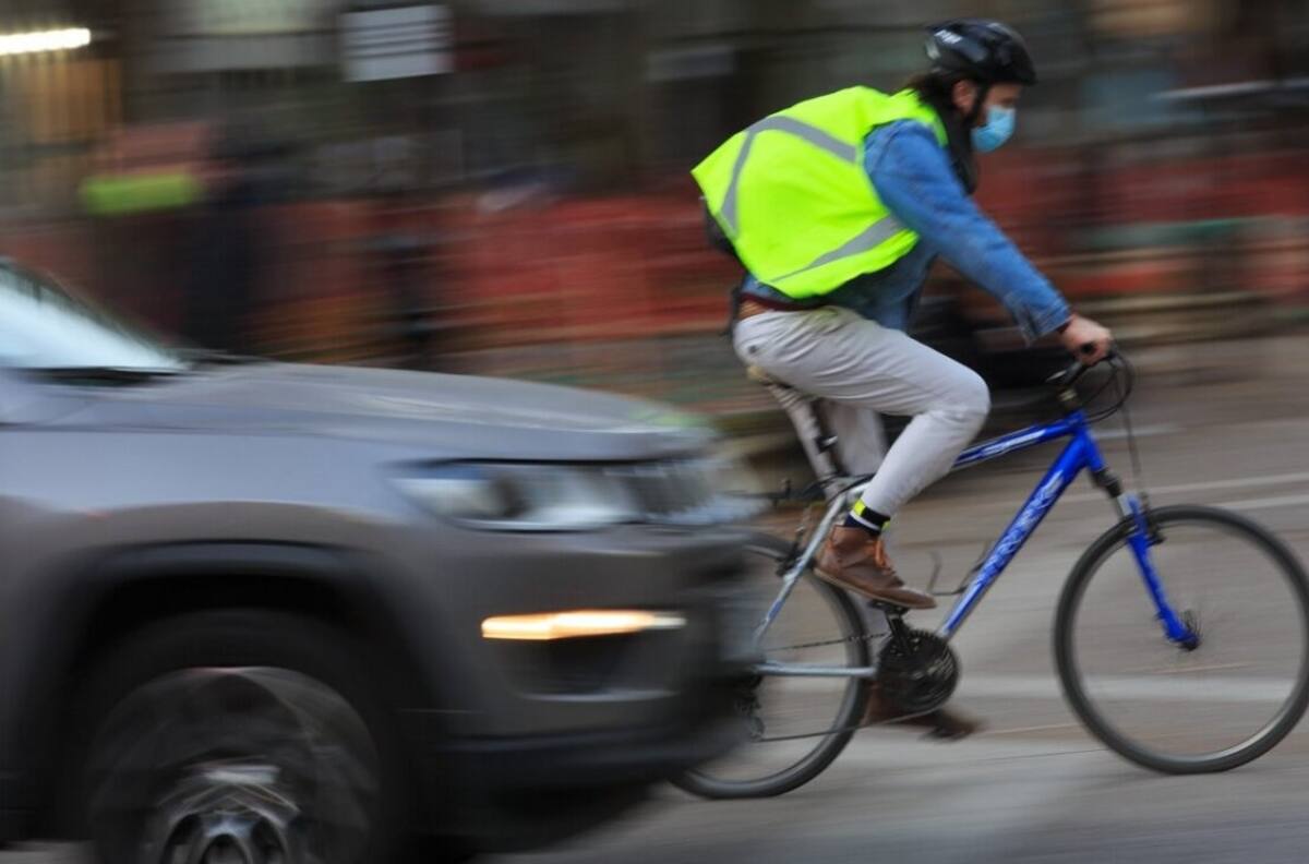 Andar en bicicleta: cómo prevenir multas y accidentes cuando te traslades en ella