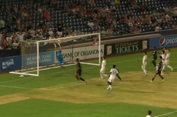 VIDEO | Lo compararon con Superman: Los increíbles reflejos de portero de La Roja en Estados Unidos