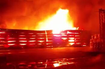 VIDEO | Gran incendio afectó a una bodega con productos químicos en la comuna de Graneros