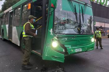 Carabineros chocó a micro y ambulancia que iba en ayuda impactó a otro bus del transporte público en el centro de Santiago