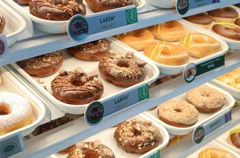 Histórica cadena estadounidense de donas y cafés abre nuevo local en esta comuna de la RM: es única en el mundo