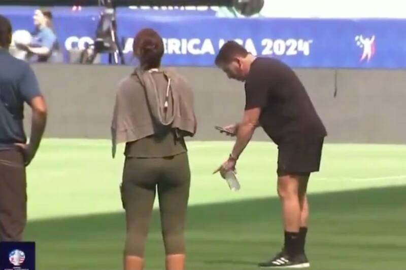 revisó el estado de la cancha del Hard Rock Stadium.