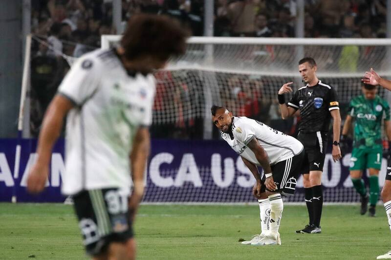 Arturo Vidal tuvo que abandonar el partido de Colo Colo y Godoy Cruz por una lesión. Foto: Aton.