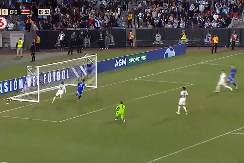 Por confiado, a Nicolás González le sacaron un gol cantado desde la línea en el amistoso de anoche en Los Angeles.