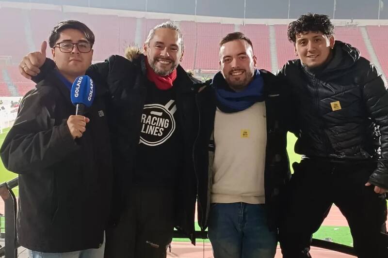 El relator junto a parte del equipo de Golazo.