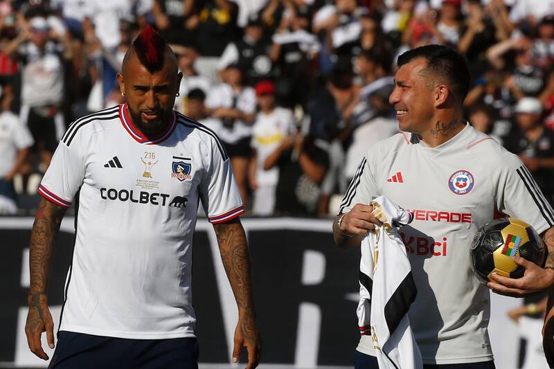 junto a Arturo Vidal en la despedida de Esteban Paredes.