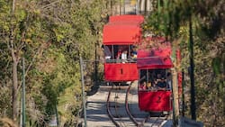 Funicular ofrece romántico panorama por San Valentín: Tendrá música en vivo, vino y vista privilegiada del atardecer en Santiago