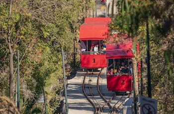 Funicular ofrece romántico panorama por San Valentín: Tendrá música en vivo, vino y vista privilegiada del atardecer en Santiago