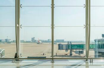 Con goteras en el techo y losa inundada: dan a conocer pésimo estado de importante aeropuerto chileno