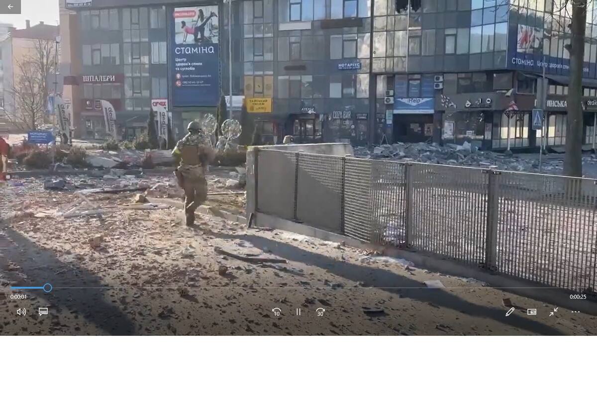 VIDEO | Las crudas imágenes de cómo amaneció Kiev tras el tercer día de ataques de Rusia a Ucrania