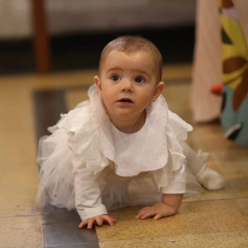 Hija de Simón Oliveros y Natalia Saavedra