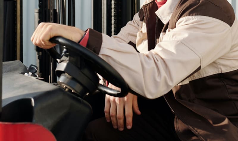 Los cursos de conducción gratuitos de Sence entregan licencias profesionales, con las que podrás manejar taxis, ambulancias, entre otros.