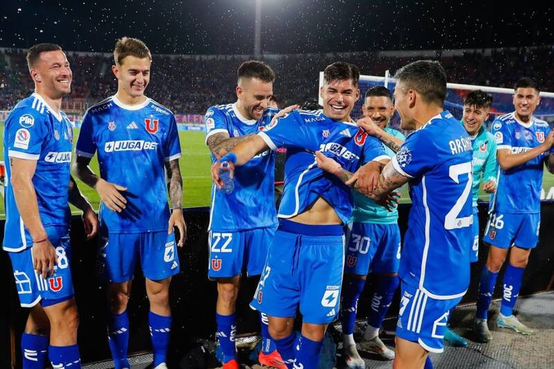 Plantel de la U tras vencer a Calera.