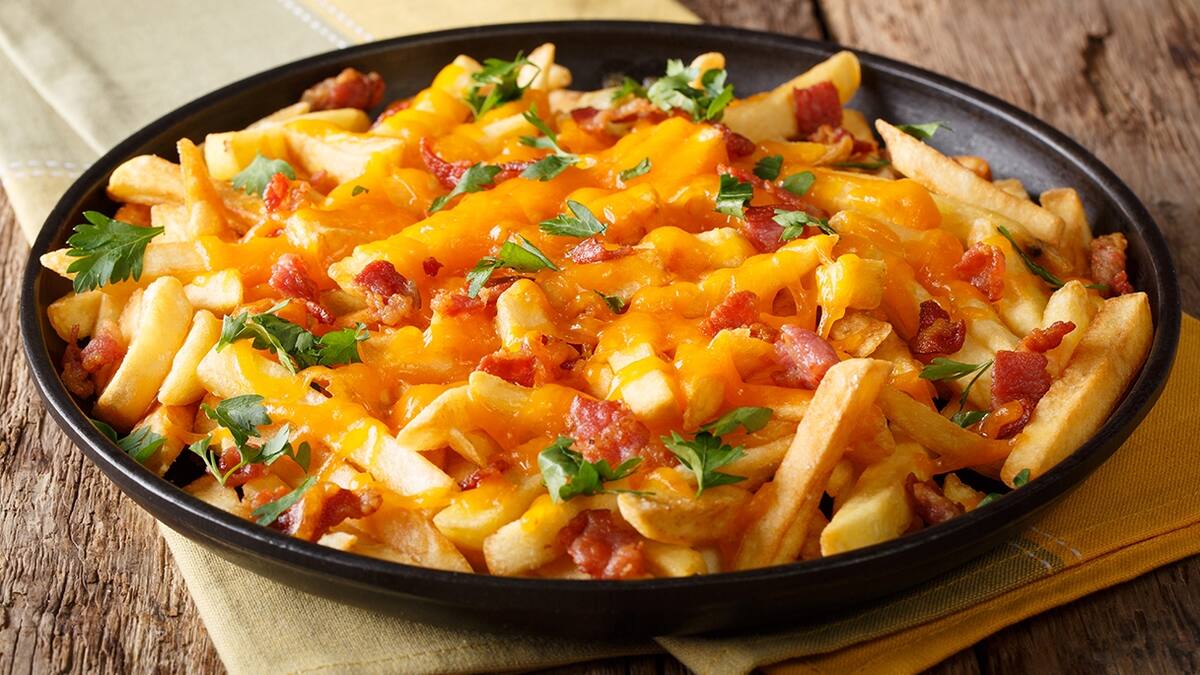 Papas supremas caseras: disfruta de esta preparación con una deliciosa salsa de queso cheddar