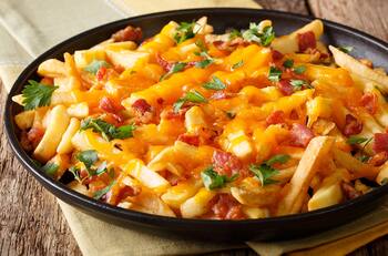 Papas supremas caseras: disfruta de esta preparación con una deliciosa salsa de queso cheddar