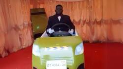 ¿Será lo más escalofriante del año? En África velaron a un taxista sentado en un ataúd con forma de auto