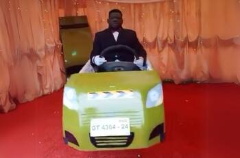 ¿Será lo más escalofriante del año? En África velaron a un taxista sentado en un ataúd con forma de auto