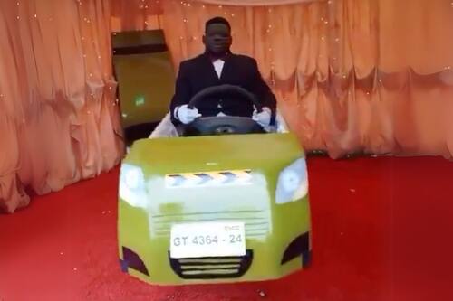 ¿Será lo más escalofriante del año? En África velaron a un taxista sentado en un ataúd con forma de auto